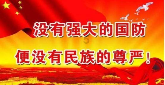 沙滩游玩的女孩们