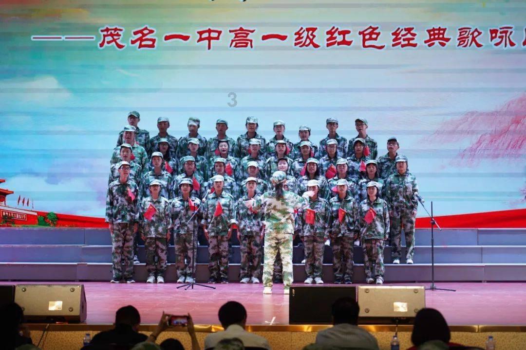 金莎发自拍照，并且配文：第一次露营过夜，醒来就像村口的傻子